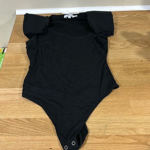 NWT Good American body suit, tank top with shoulder pad style. Tag says size 1 - Picture 3 of 5